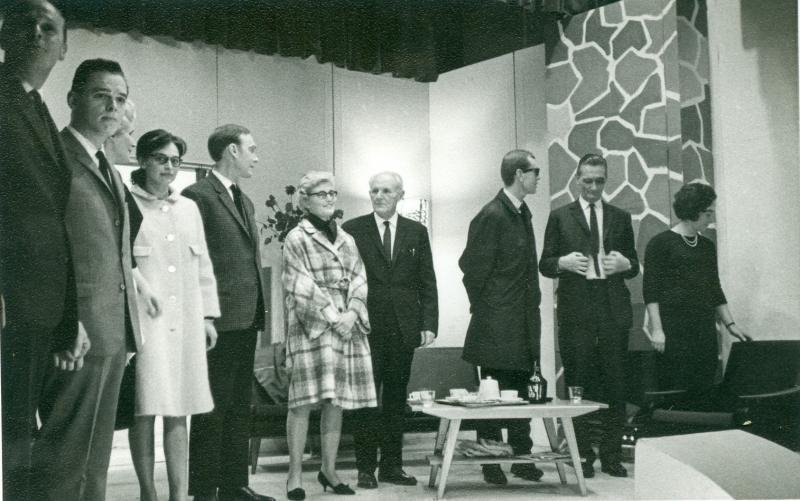 35 met v.l.n.r. Jaap Luttikhuizen, Nico Luttik, Sien Aardenburg-Oenen, Yvonne vd Werf, Kees Meeuwsen, Guus Reyne, regisseur Hartman, Ruth Keff, Jaap vd Werf, Annie Keff-May